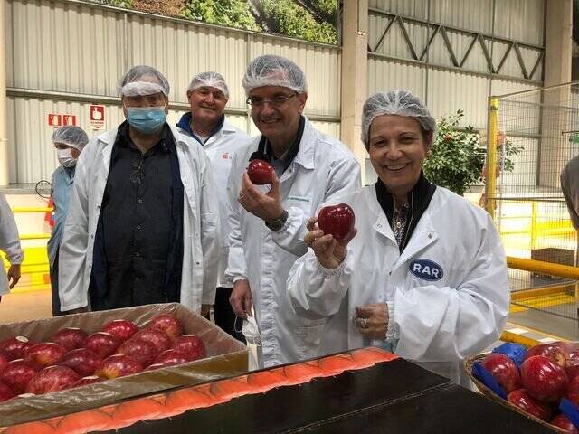 Ministra-Tereza-Cristina-na-RAR-Packing-house-das-macas (1)